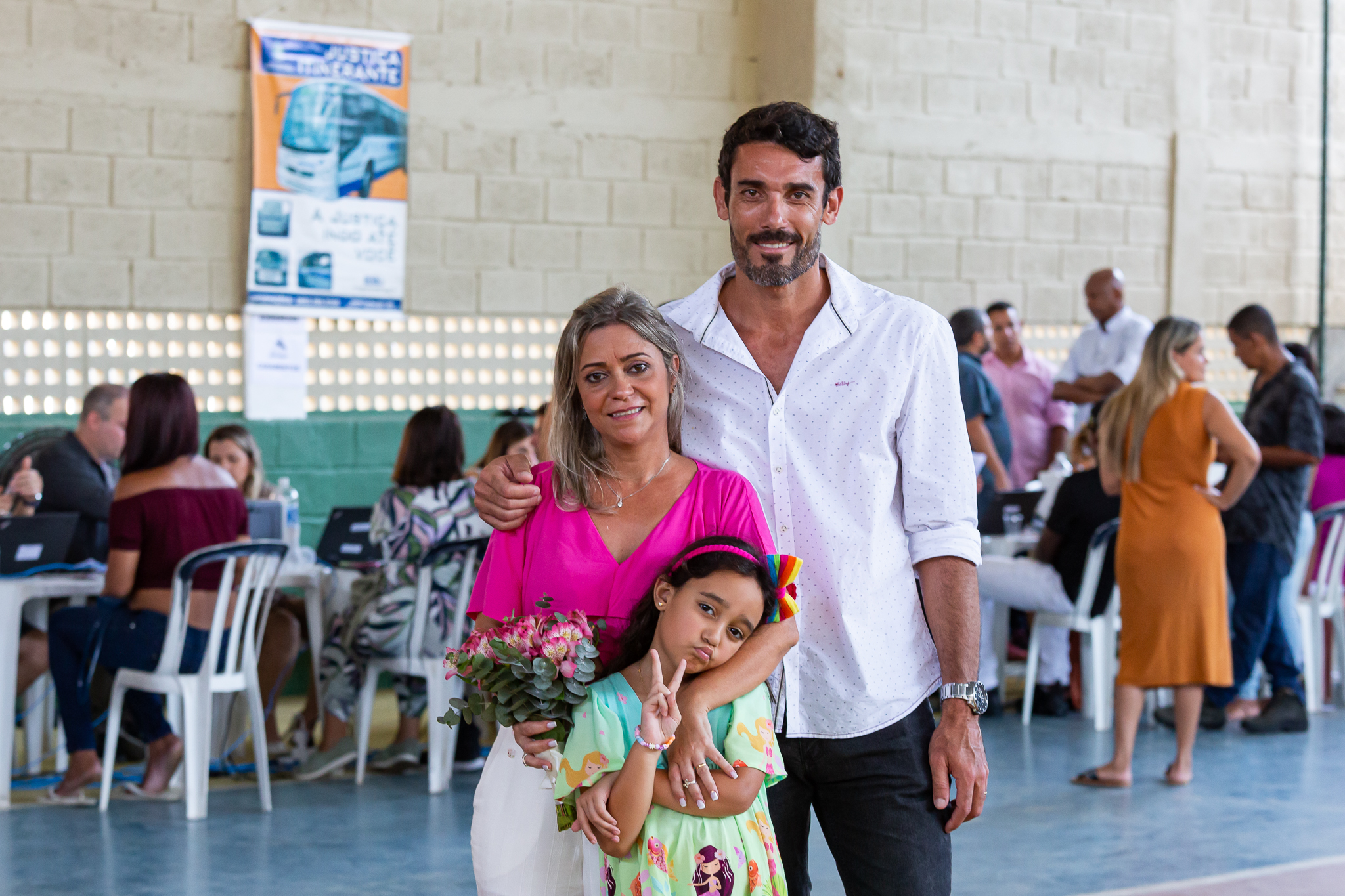 casal Fernanda Luiza Nogueira de Souza Melo e Frederico Jorge de Mendonça Melo posam para a foto depois de casados com a filha Ana Clara Mendonça Melo