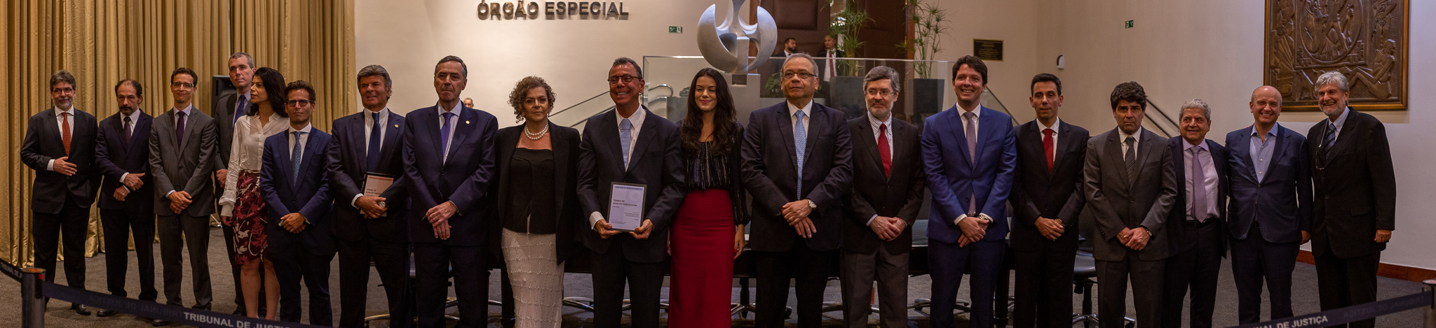 Imagem posada no Foyer do TJRJ de magistrados e colaboradores da coletânea atualizada