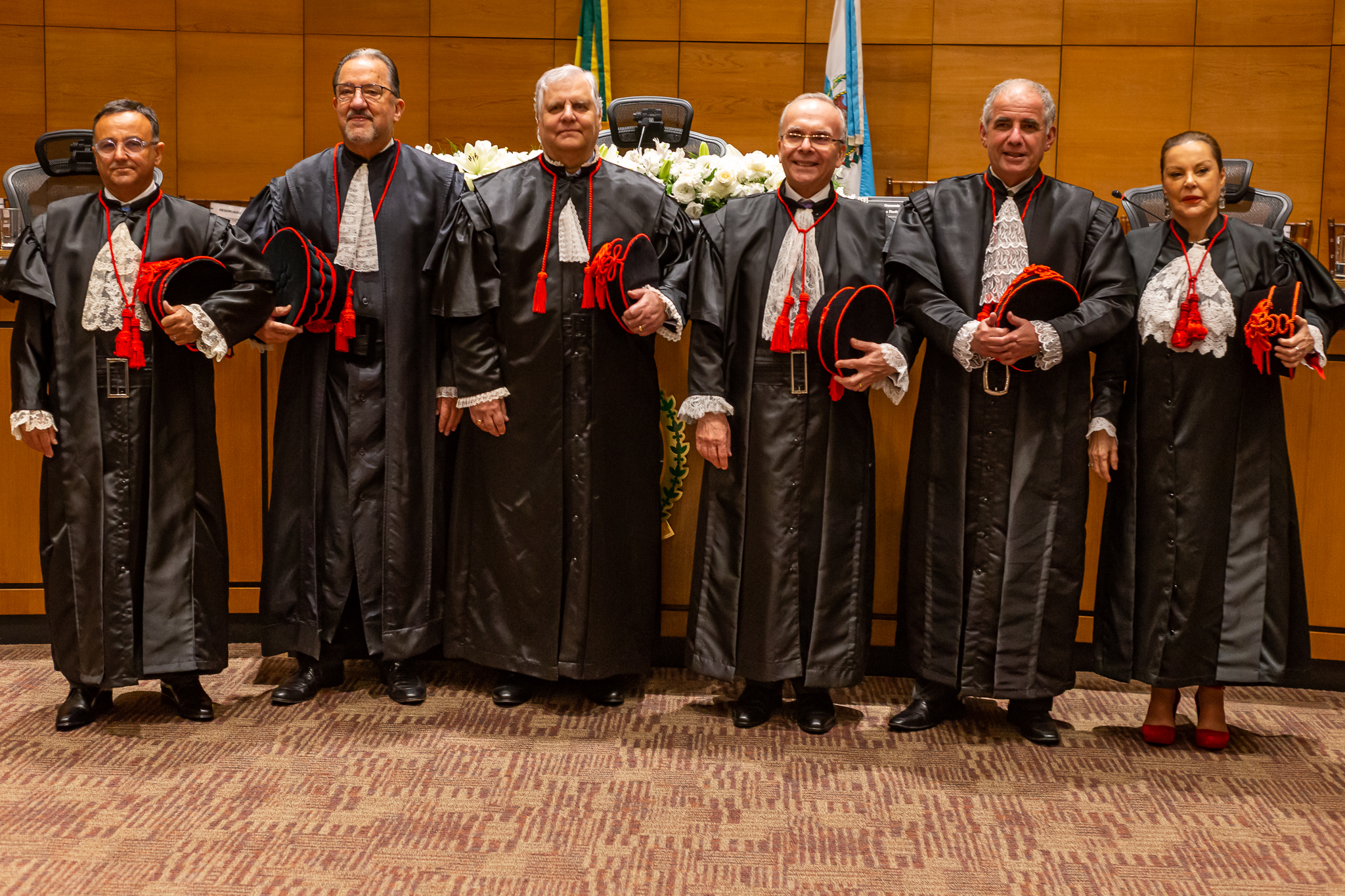 Judiciário sob nova administração: o diretor-geral da Emerj, des. Marco Aurélio Bezerra de Mello, o 3º vice-presidente, des. José Carlos Maldonado, o 1º vice-presidente, des. Caetano Ernesto, o presidente do TJRJ, des. Ricardo Rodrigues Cardozo, o corregedor-geral da Justiça, des. Marcus Basílio e a 2ª vice-presidente, des. Suely Lopes Magalhães