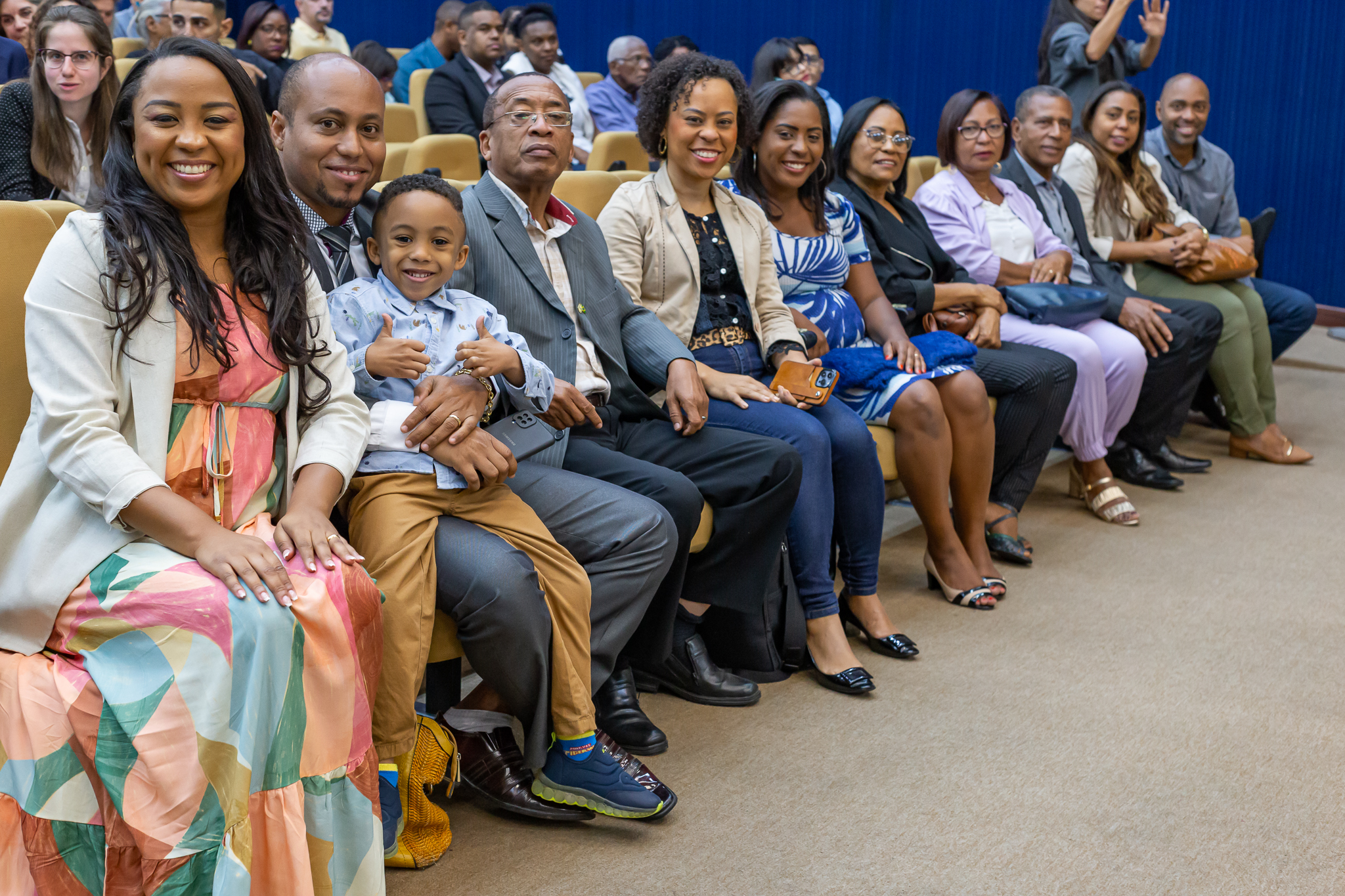 Psicóloga Joelma primeira da esquerda para direita, sentado ao lado dos familiares.