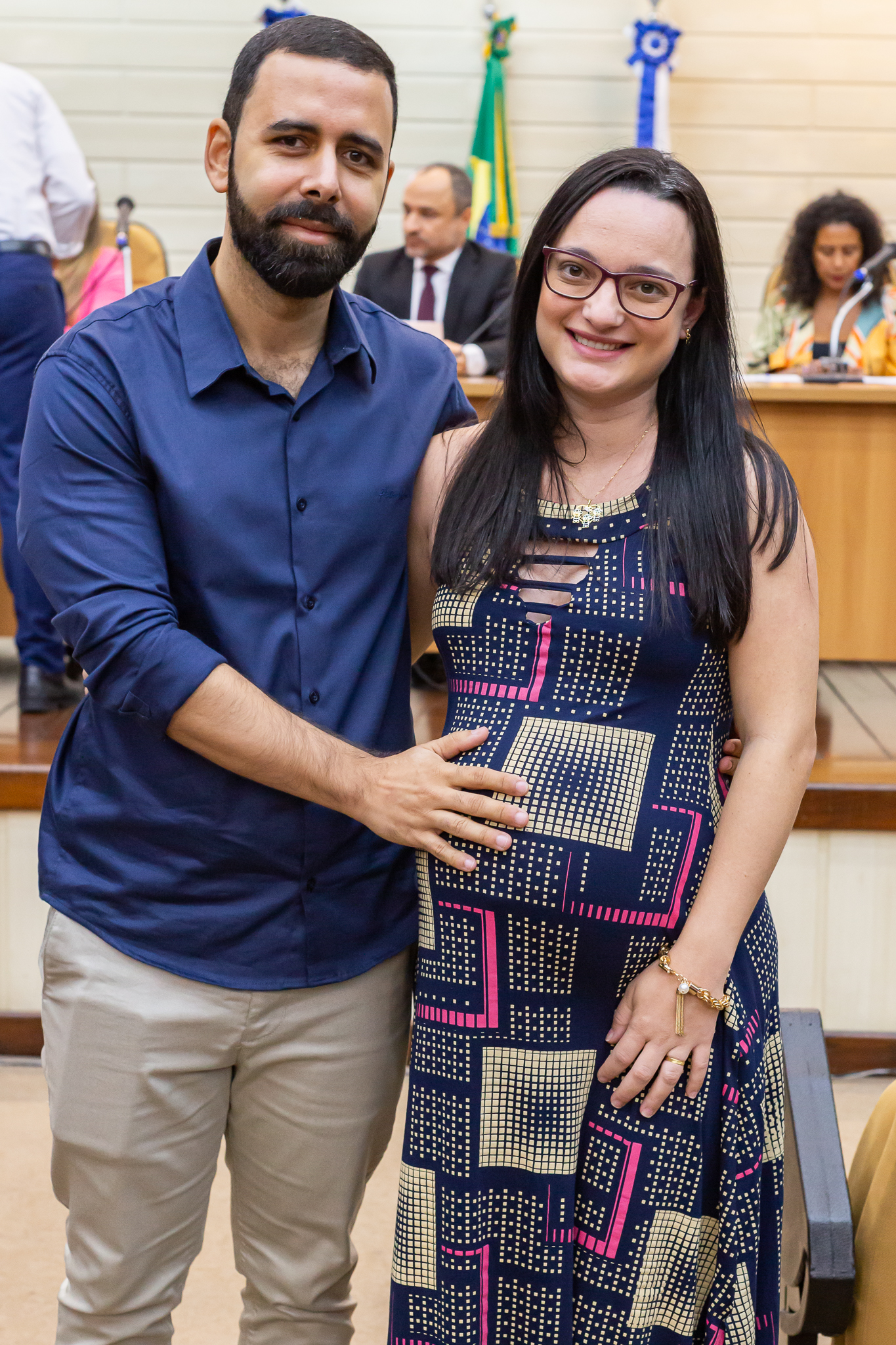 Foto posada de Renan com a mão na barriga da esposa Sabrina