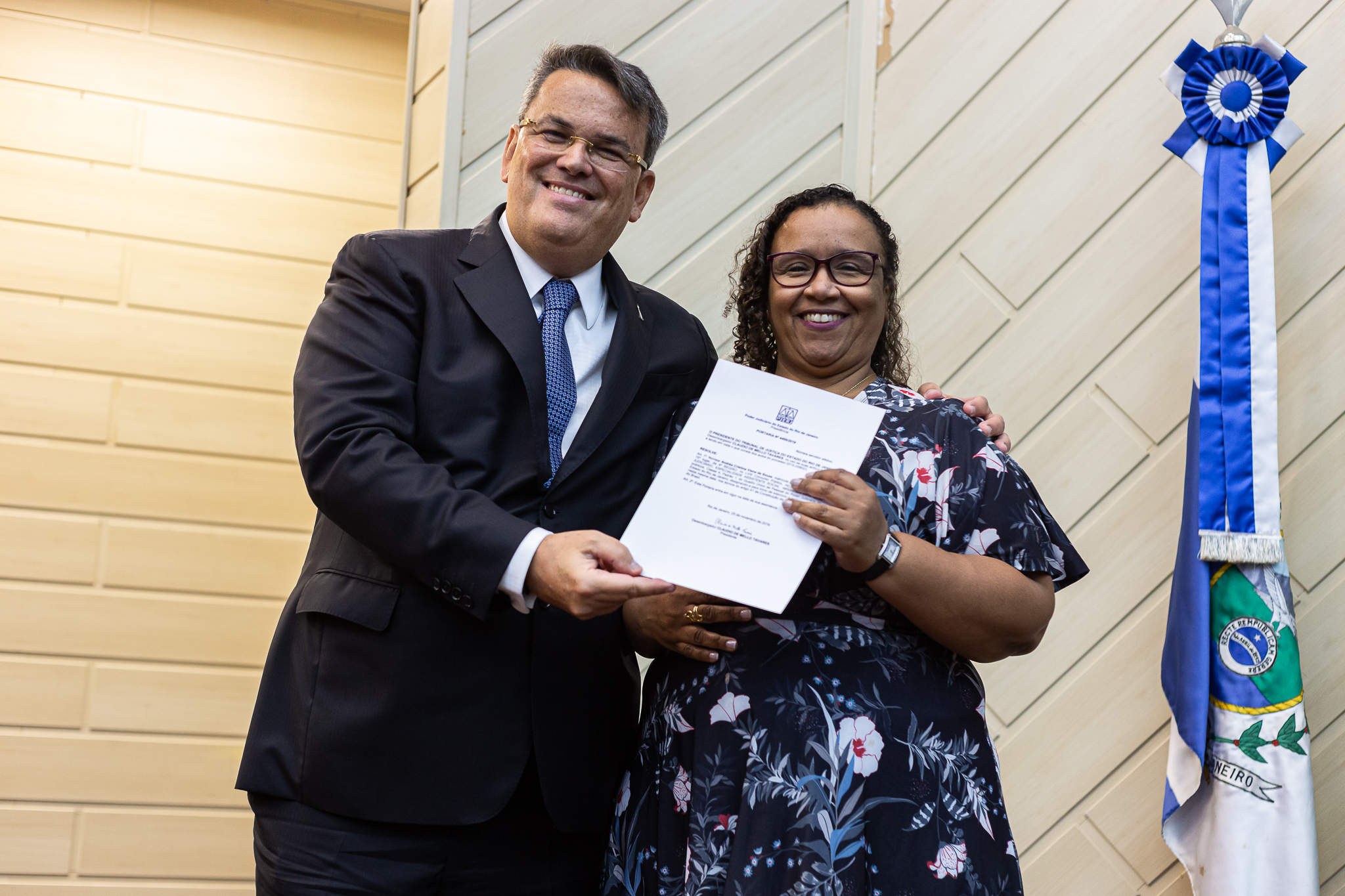 O presidente do TJRJ, desembargador Claudio de Mello Tavares, contempla um dos 52 novos servidores