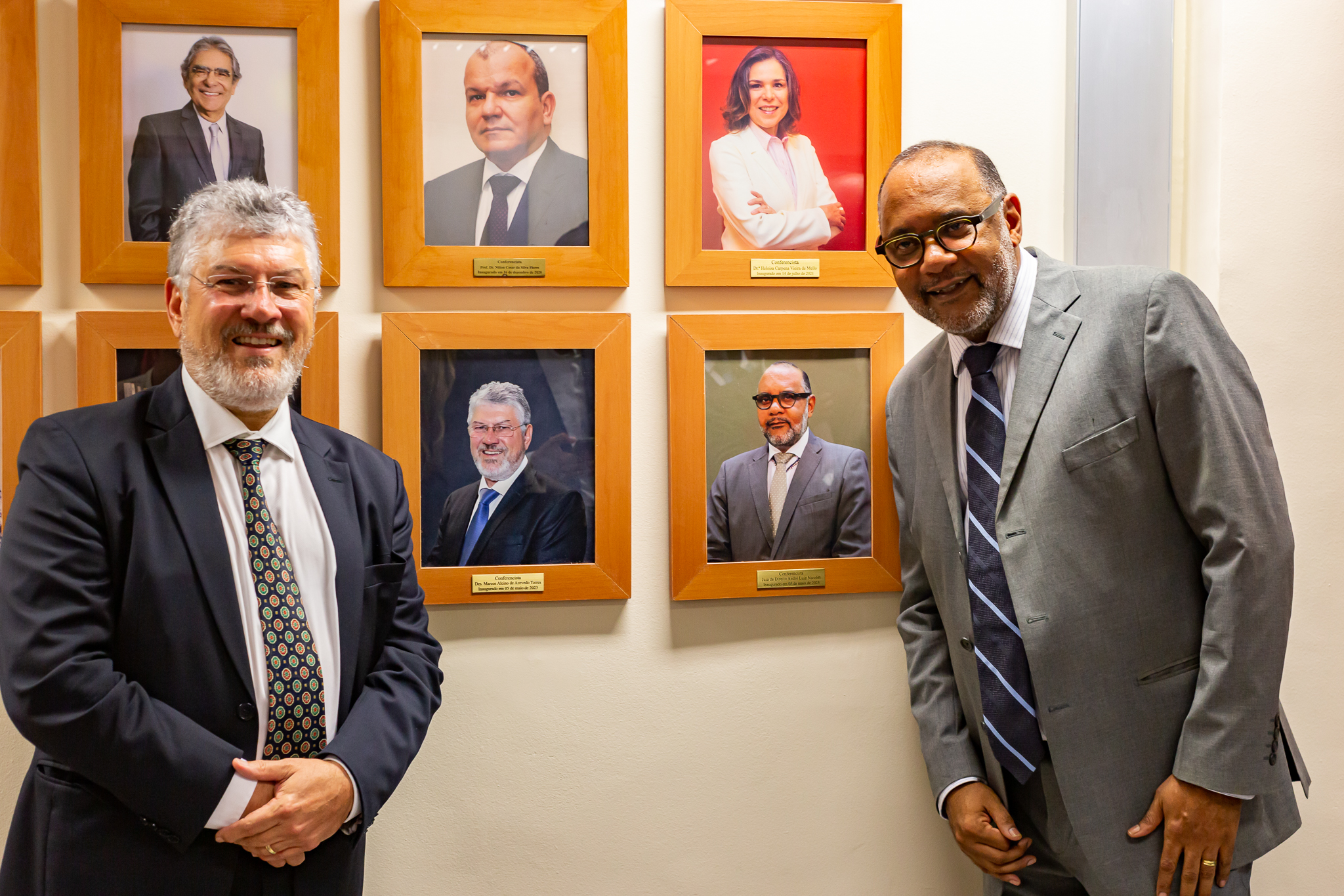 Da esquerda para direita: desembargador Marcos Alcino e juiz André Luiz Nicolitt posam ao lado de seus retratos na Galeria de Conferencistas Eméritos da Emerj