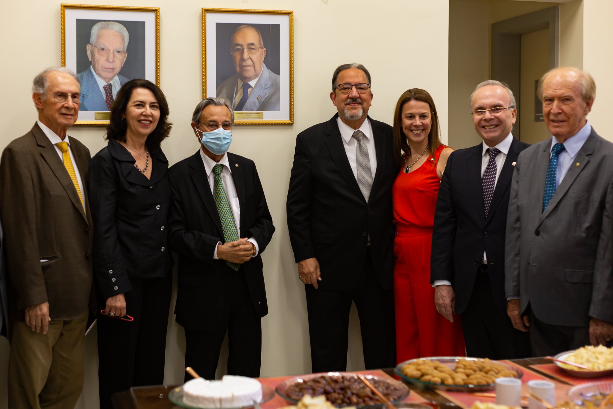 Da esquerda para direita: desembargador Marcus Antônio de Souza Faver; Elizabeth Almeida Abreu, filha do homenageado; desembargador Miguel Pachá; 1º vice-presidente do TJRJ, desembargador José Carlos Maldonado, presidente da Amaerj, juíza Eunice Bitencourt Haddad; corregedor-geral da Justiça do TJRJ, desembargador Ricardo Rodrigues Cardozo; e juiz Joel Pereira dos Santos.