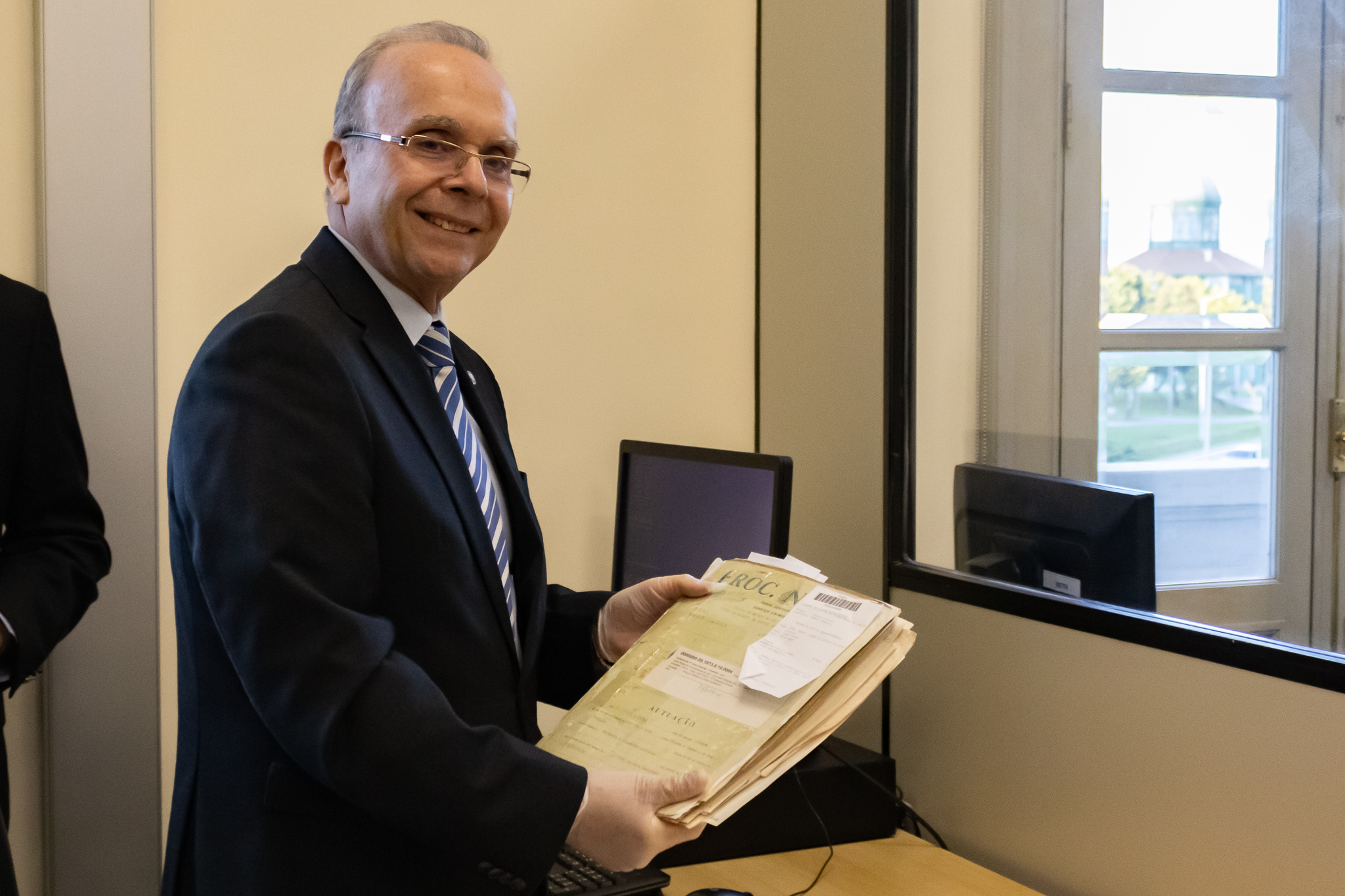 Presidente do TJRJ, desembargador Ricardo Rodrigues Cardozo, posa com um processo de 1978 em que seu pai atuou como juiz