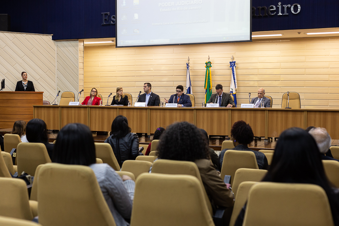  - Estamos vivendo um momento de forte polarização, onde as opiniões pouco são respeitadas, e as decisões judiciais entram nesses debates polêmicos. Então é muito bom criar um espaço em que a gente possa debater de forma sadia - disse o coordenador do encontro. De acordo com o magistrado, questões como as que envolvem menores infratores precisam ser tratadas com serenidade para evitar decisões equivocadas que, no fim, acabam prejudicando as crianças. - O campo jurídico deve evitar o pensamento único e incentivar conversas que sejam claras e ponderadas. A única maneira de aperfeiçoar os dispositivos que tratam da proteção às crianças e adolescentes é discutir sem censuras e restrições – concluiu. A professora Rosângela Martins, que também coordena o seminário, defende que é preciso enfrentar questões ainda recentes ou pouco discutidas para transformar a realidade de crianças e jovens brasileiros. 