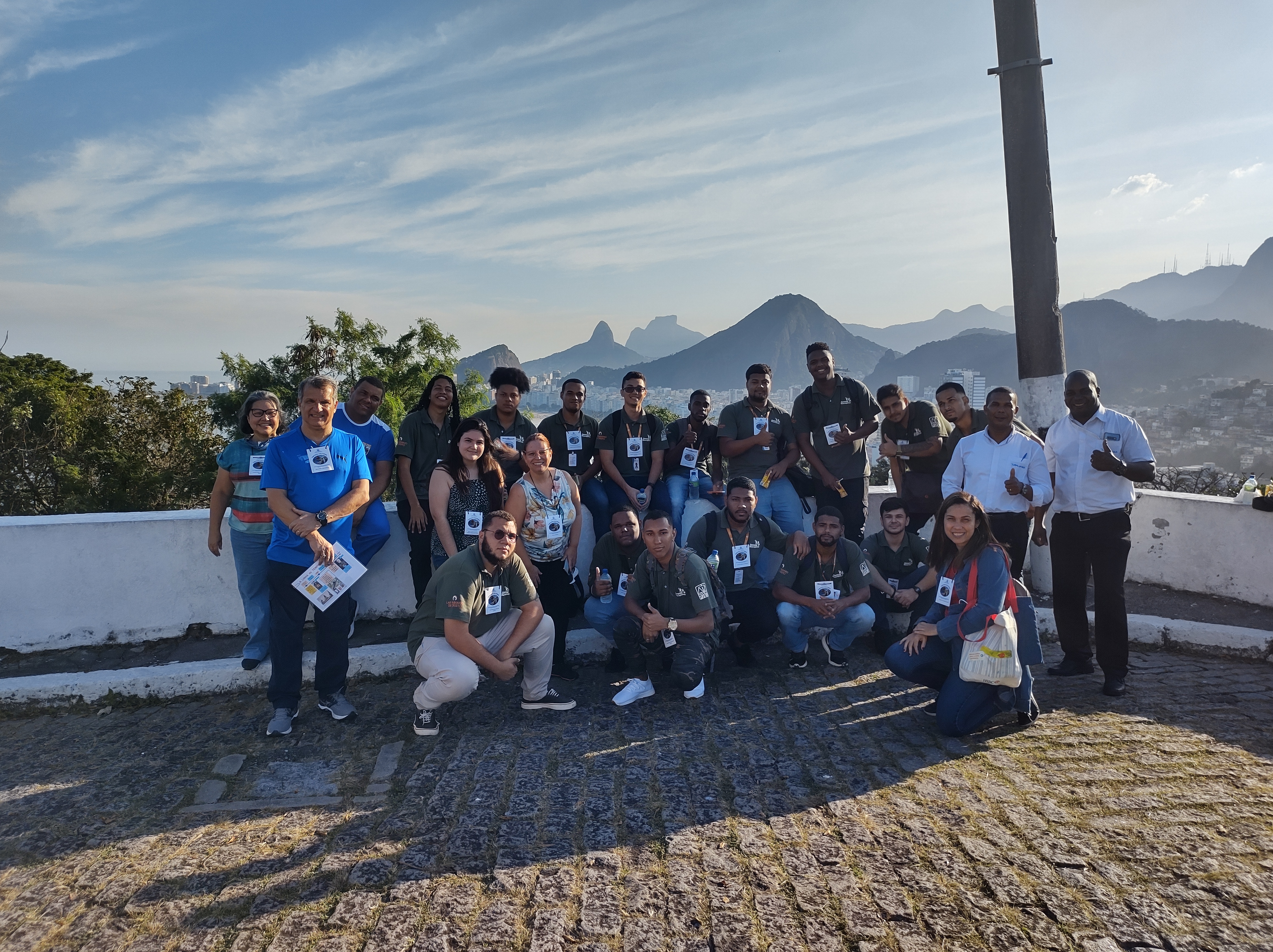 Integrantes do projeto Jovens Mensageiros visitam Forte Duque de Caxias. 