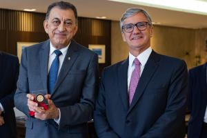 O presidente do GMF do TJAM, desembargador Elci Simões de Oliveira, e o presidente do TJRJ, desembargador Henrique Carlos de Andrade Figueira.