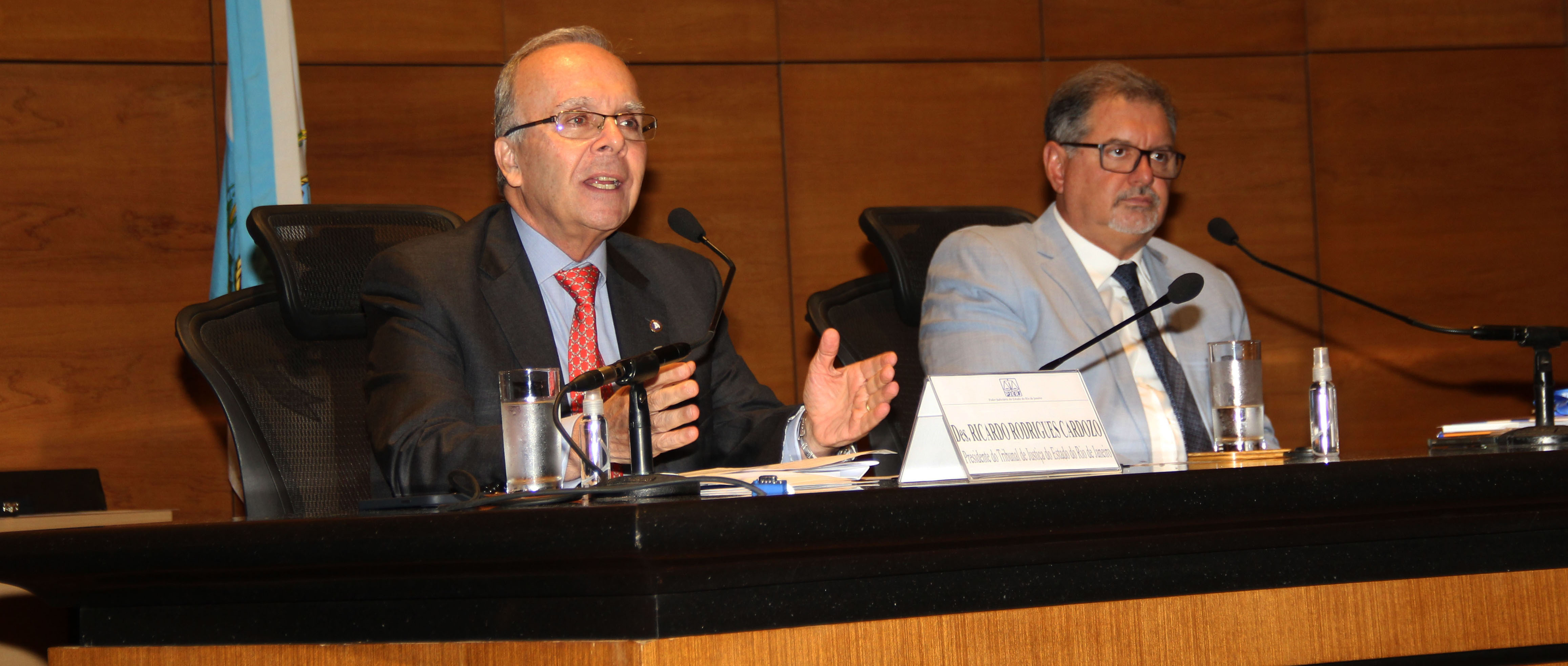 O presidente do TJRJ, desembargador Ricardo Cardozo, com o presidente do Procon Cássio Coelho.