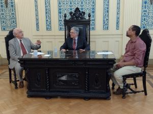 O desembargador Milton Fernandes sendo entrevistado pelo desembargador Ronald dos Santos Valladares e pelo chefe de serviço do Seata Gilmar de Almeida Sá.