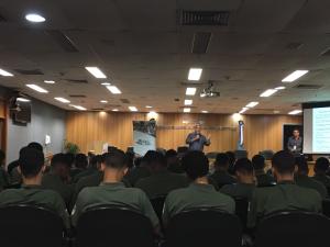 Adolescentes do Programa Jovens Mensageiros durante a palestra sobre eleições proferida por servidores do TRE-RJ.