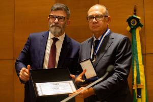 Luciano Bandeira, presidente da OAB-RJ, entregou ao ministro a Medalha Evandro Lins e Silva