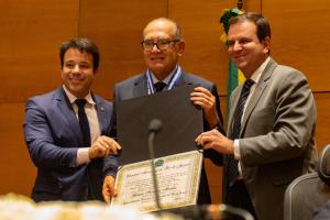 O ministro recebeu o título de Cidadão Honorário do Município das mãos do vereador Carlo Caiado (á esquerda) e do prefeito Eduardo Paes