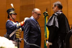 Presidente do TRE, des Elton Leme, entrega ao ministro a medalha comemorativa pelos 90 anos da Justiça Eleitoral do Rio