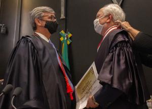 O presidente do TJ, desembargador Henrique Carlos de Andrade Figueira, entregou o certificado e a medalha de honra da Magistratura fluminense ao desembargador Antonio Duarte