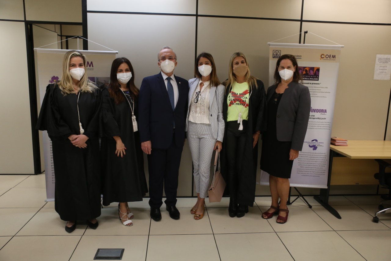 Corregedor-geral da Justiça, desembargador Ricardo Rodrigues Cardozo, com as juízas Alessandra Roidis, Andréia Araújo, Adriana Mello, Renata Medina e Katerine Jatahy