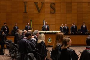 O procurador-geral de Justiça do Rio Luciano Mattos; o conselheiro do CNJ, desembargador Mauro Martins; o governador do Rio Cláudio Castro; o presidente do TJRJ, desembargador Henrique Carlos de Andrade Figueira; o presidente da Alerj André Ceciliano; o presidente do TRE-RJ, desembargador Elton Leme; e o presidente da OAB-RJ Luciano Bandeira (da esquerda para a direita).