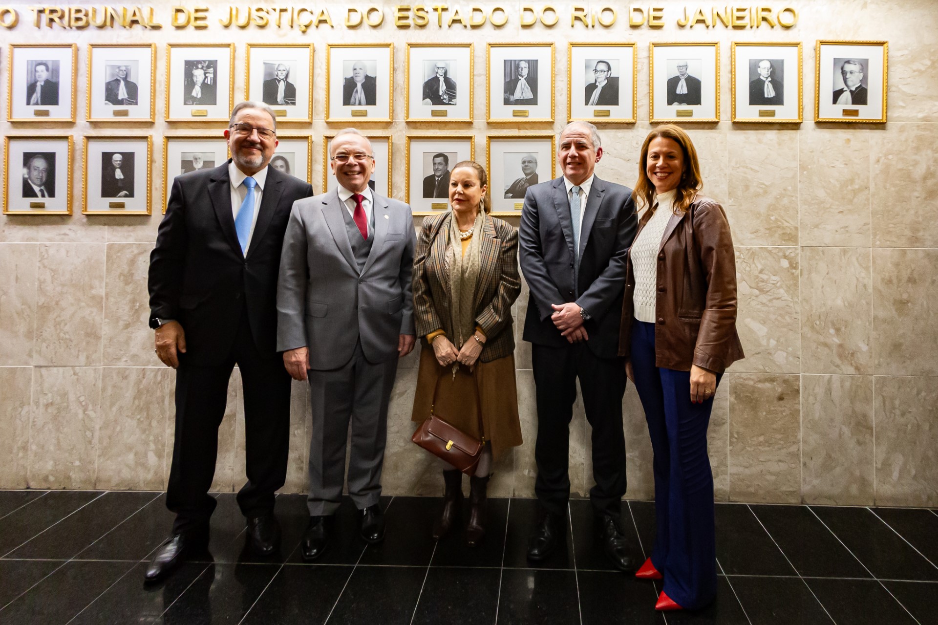 Foto da cerimônia de inauguração do retrato do presidente do TJRJ, desembargador Ricardo Rodrigues Cardozo