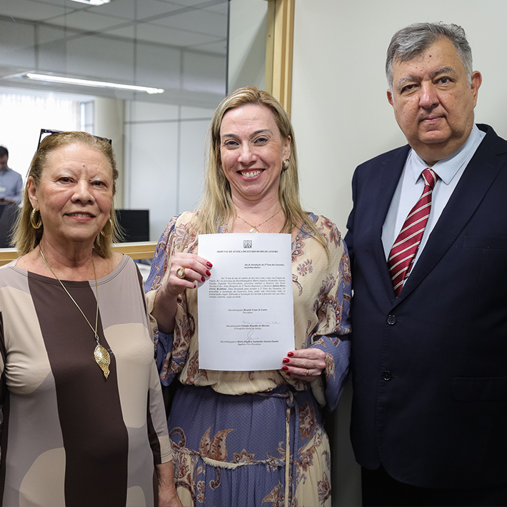 Imagem do descerramento de placa. Da esquerda para direita: juíza auxiliar da presidência Alessandra de Araújo Bilac Moreira Pinto; subprocurador-geral da Justiça, Cláudio Varela; desembargador Joaquim Domingos de Almeida Neto; corregedor-geral da Justiça, desembargador Cláudio Brandão de Oliveira; 2ª vice-presidente do TJRJ, desembargadora Maria Angélica Guimarães Guerra Guedes; juíza designada para a 2ª Vara de Garantias, Juliana Bessa Ferraz Krykhtine; presidente da Amaerj, juíza Eunice Bitencourt; e subdefensor público-geral de Gestão, Flávio Eduardo Lethier Rangel. 