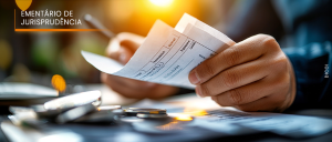 #ParaTodosVerem: Acima, no canto esquerdo, o título “EMENTÁRIO DE JURISPRUDÊNCIA”. Imagem de um homem branco segurando, com as duas mãos, contratos bancários.
