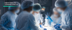 #ParaTodosVerem: Acima, no canto esquerdo, o texto “EMENTÁRIO DE JURISPRUDÊNCIA”. Imagem de sala de cirurgia, com seis integrantes da equipe uniformizados em ação.