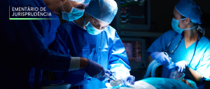 Dois cirurgiões operando uma pessoa em um centro cirúrgico e outro profissional de saúde segurando o aparelho de oxigênio.