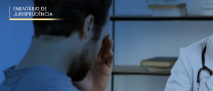 #ParaTodosVerem: Acima, no canto à esquerda, o título “EMENTÁRIO DE JURISPRUDÊNCIA”. Imagem de homem branco de costas, de cabelos escuros à frente do médico de jaleco e ausculta, tendo o cenário, ao fundo, uma estante com livros esparsos.