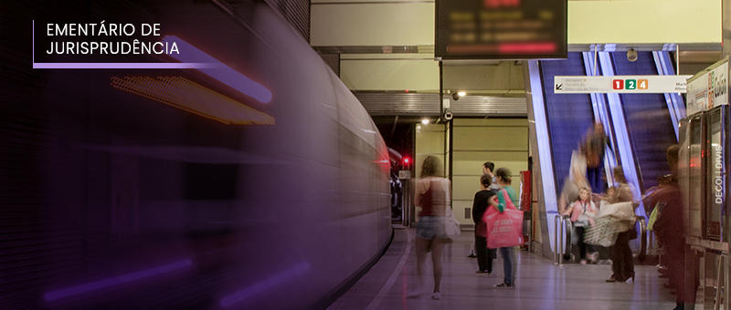 #ParaTodosVerem: Acima, à esquerda, o título “EMENTÁRIO DE JURISPRUDÊNCIA”. Imagem de estação de metrô, com o trem em movimento, algumas pessoas na plataforma e outras descendo a escada para tomá-lo.