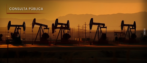 #ParaTodosVerem: Acima, no canto esquerdo, o título “CONSULTA PÚBLICA”. Imagem de um céu alaranjado com um morro ao fundo, tendo à frente, em primeiro plano, cinco frackings sob a sombra.