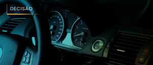 A 5ª Câmara Criminal do Tribunal de Justiça do Rio de Janeiro acolheu parcialmente o recurso de um homem condenado por furto qualificado de um automóvel. Os desembargadores entenderam que a conduta do acusado não se enquadrava na qualificadora da destreza, prevista no artigo 155, parágrafo 4º, inciso II, do Código Penal. De acordo com o relator do caso, desembargador Paulo de Tarso Neves, o furto de veículo mediante “ligação direta” não caracteriza a destreza. Além disso, o magistrado observou que a condenação anterior do réu, utilizada como mau antecedente na dosimetria da pena, referia-se a um fato ocorrido na mesma data do crime em questão, o que impedia a sua consideração para fins de aumento da reprimenda. Por outro lado, o relator reconheceu que o delito havia se consumado, pois houve a inversão da posse do bem subtraído, e que a reincidência específica do acusado não permitia a substituição da pena privativa de liberdade por restritiva de direitos ou a concessão da suspensão condicional da pena. Diante disso, o relator votou pelo provimento parcial do recurso, para desclassificar a conduta para furto simples e reduzir a pena para um ano de reclusão em regime semiaberto e dez dias-multa. O voto foi acompanhado pelos demais integrantes da 5ª Câmara Criminal. Fonte: ACL/CHC