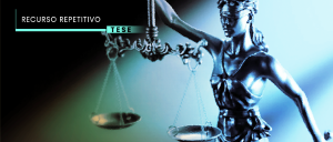 Legenda:#ParaTodosVerem: Sobre fundo azul petróleo, acima, no canto esquerdo, o título “RECURSO REPETITIVO - Tese”. No canto direito, belíssima imagem, em plano americano, da estátua da deusa Têmis, na cor azul turquesa, com suas peculiares vendas aos olhos e portando sua balança com o braço direito erguido, representando a Justiça.