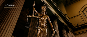 Legenda:#ParaTodosVerem: Acima, no canto esquerdo, o título “ SÚMULA”. Imagem de salão de tribunal, em tom cobreado, com diversas colunas cilíndricas.