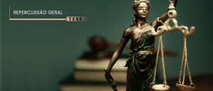 #ParaTodosVerem: Acima, no canto esquerdo, a expressão “REPERCUSSÃO GERAL”, seguida, à direita, da palavra “TESE”. Em fundo verde, marrom e branco, desfocado, três livros sobrepostos, e, sobre o mais alto, o apoio e o machado do juiz. À frente, nas cores cobre e verde, a estatueta da deusa Têmis, com sua venda, sua espada e sua balança, representando a Justiça.