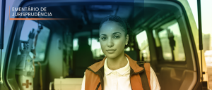 Viatura especial de transporte de doentes ao fundo e uma foto de uma socorrista em primeiro plano.