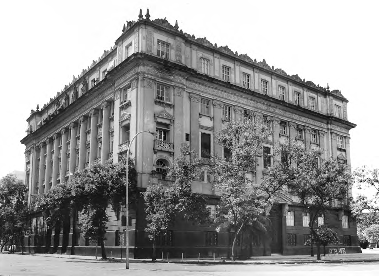 Fotografia em preto e branco do Antigo Palácio da Justiça na década de 1950.