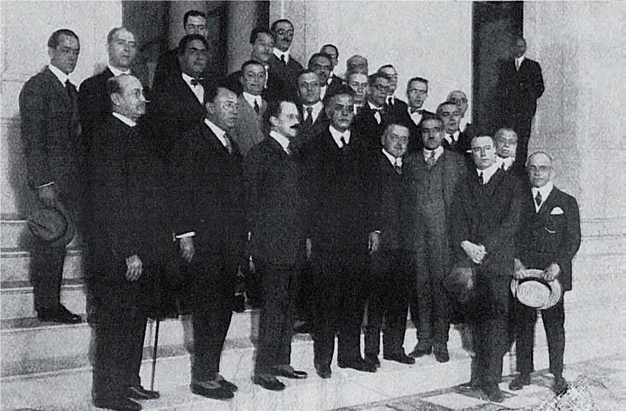 Fotografia em preto e branco de uma visita de juízes e desembargadores ao Palácio da Justiça. Em primeiro plano, vê-se Ataulplho de Paiva.