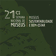 Logomarca da 21ª Semana Nacional de Museus do IBRAM, sobre fundo verde.