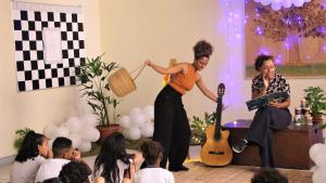 Arte educadoras Lívia Prado e Izadora Alvez na atividade com os alunos do GET Darcy Vargas. Foto: Diego Antunes.