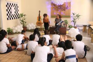 Arte educadoras Lívia Prado e Izadora Alvez na atividade com os alunos do GET Darcy Vargas. Foto: Diego Antunes.