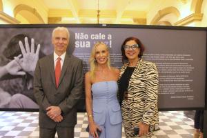 Des. Wagner Cinelli, a curadora da exposição Anna Paula Nienkotter, e a Diretora do Museu da Justiça, Siléa Macieira