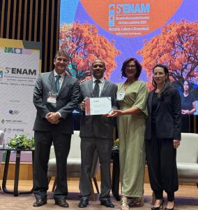 Gilmar de Almeida Sá, recebe a menção honrosa pelo tratamento técnico ao acervo do Educandário Romão Duarte.