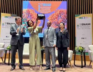 Siléa Macieira, diretora do Museu da Justiça, recebe o prêmio da categoria Patrimônio Cultural Museológico