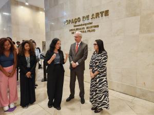 Ingrid Cardoso, museóloga do Museu da Justiça apresenta a exposição