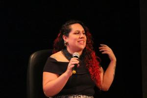 María Bahamón, natural de Bogotá, Colômbia, formada em Artes Plásticas e Design Industrial pela Universidade Jorge Tadeo Lozano e especializada em Escultura pela Academia de Artes Guerrero, também em Bogotá.