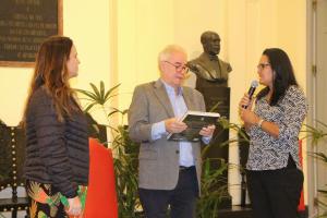 Godofredo recebe livro de Cláudia Schkrab