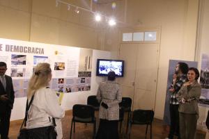 Equipe realiza visita a exposição Democracia na Balança