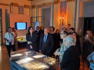 O curador, Paulo Knauss, apresenta a exposição ao presidente do TJRJ e a juíza auxiliar da presidência, Drª Paula Feteira