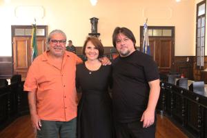 Professor Victor Andrade de Melo, cantora lírica Andrea Adour e o violonista Fabio Adour.