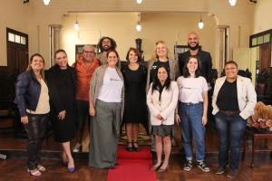 Duo Adour e a equipe do Museu da Justiça Niterói