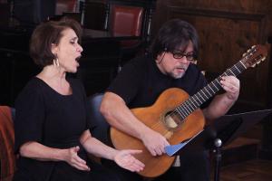 Cantora lírica Andrea Adour e o violonista Fabio Adour.